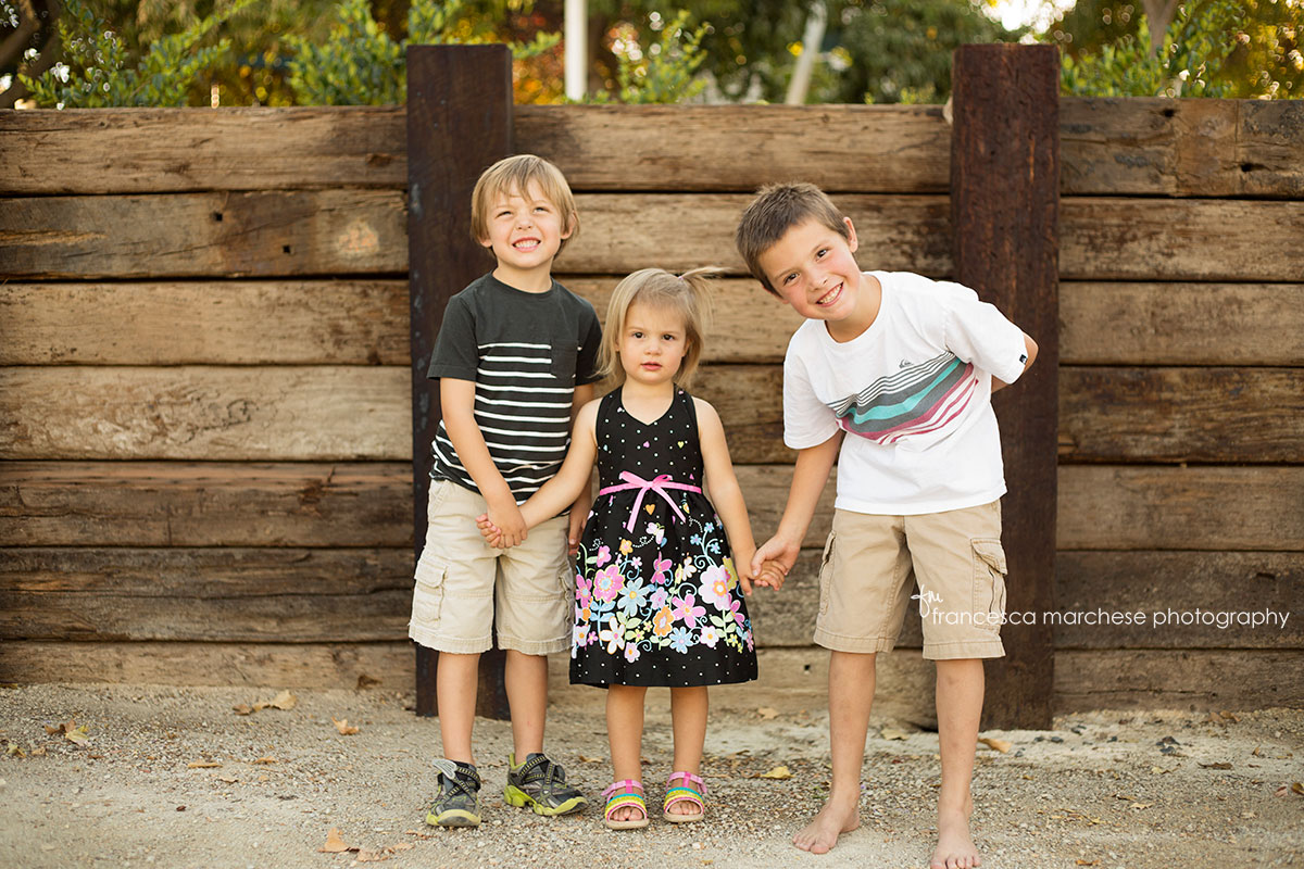 Siblings wood fence - Francesca Marchese Photography